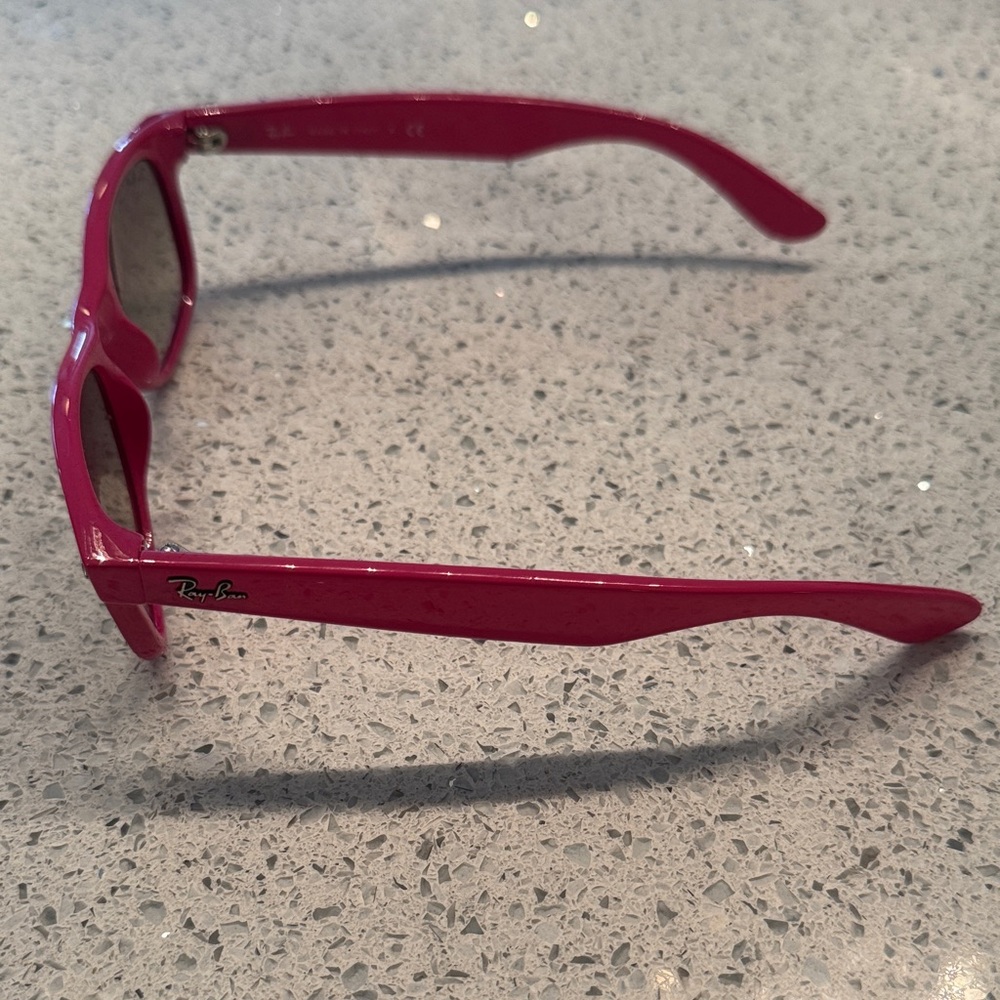 Never Worn Ray-Ban Hot Pink Wayfarer Sunglasses with Smoke Lenses - Picture 4 of 6